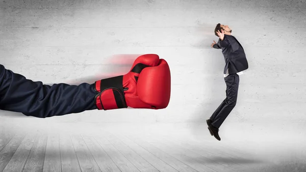 ボクシング グローブと腕に当たるオフィス ワーカーの概念 — ストック写真