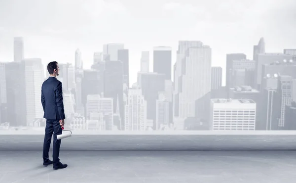 Podnikatel, při pohledu na panorama velkoměsta — Stock fotografie