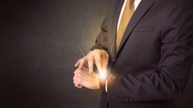 Smartwatch giyen işadamı.