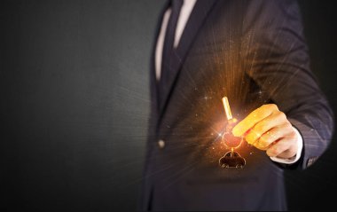 Takım elbiseli adam el tuşları