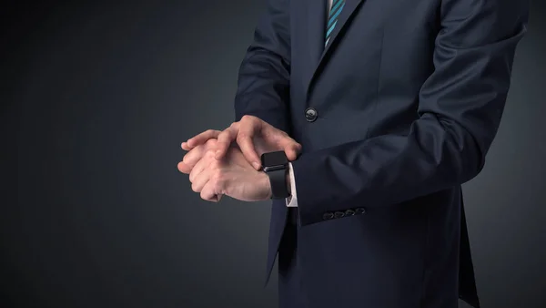 Man in pak dragen smartwatch. — Stockfoto