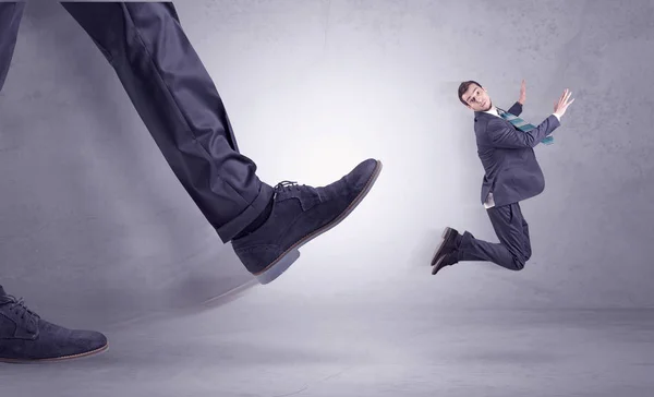 Patadas en los pies, hombre de negocios volando — Foto de Stock