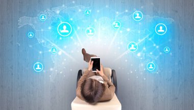 Sandalyede oturan kadın ile sosyal medya kavramı