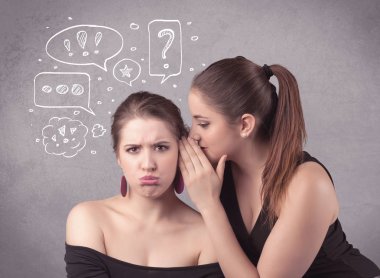 Kız onu kız arkadaşına gizli şeyler söylüyorum