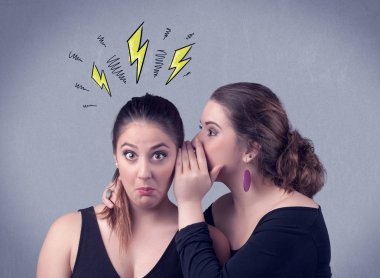 Kız onu kız arkadaşına gizli şeyler söylüyorum