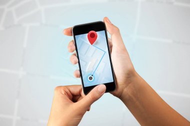 Akıllı telefon tutan bir kadın.