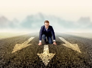 Hazır konumda diz çökmüş işadamı