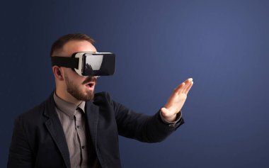 İşadamı ile sanal gerçeklik koruyucu gözlük