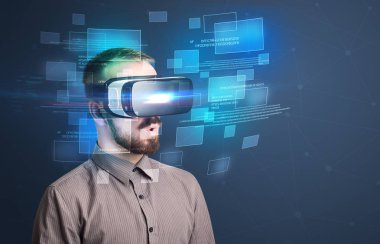 İşadamı ile sanal gerçeklik koruyucu gözlük