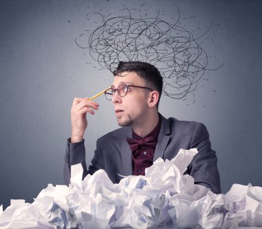 İşadamı buruşuk kağıt üzerinde