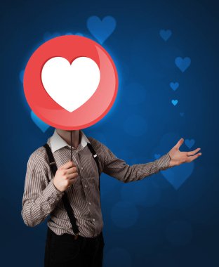 Kalp işareti tutan işadamı