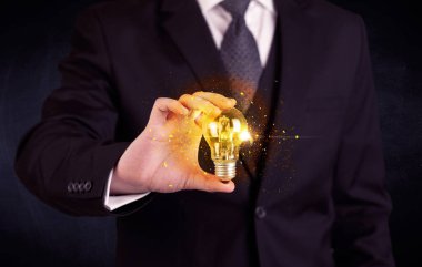 bir ampul tutarak ofis çalışanı