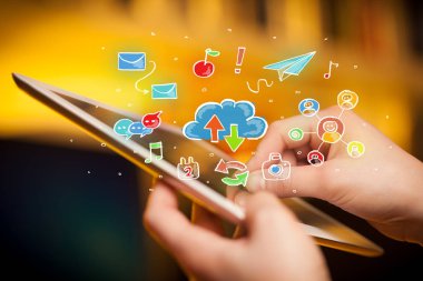 Tablet ile sosyal simgeler dokunmadan parmak