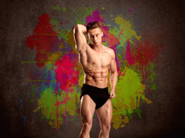 Renkli duvarı ve kilosu olan güçlü bir adam.