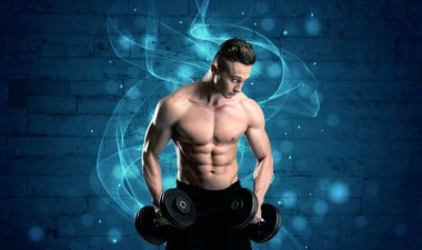 Çekici güçlü fitness adamı ağırlık kaldırıyor.