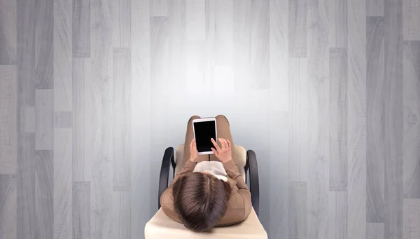 Boş bir ofiste sandalyede oturan kadın — Stok fotoğraf