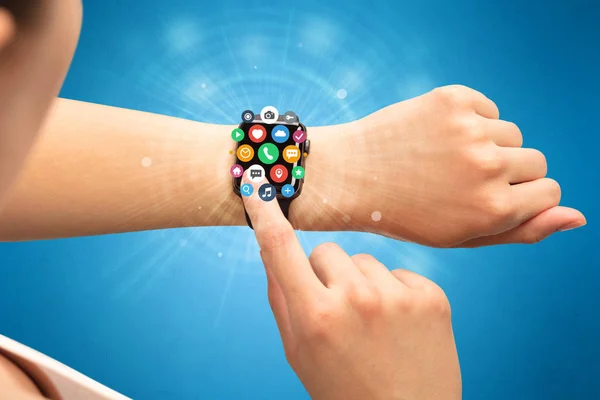 Smartwatch con iconos de aplicación . — Foto de Stock