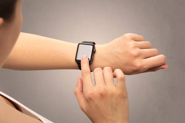 Mano con smartwatch — Foto de Stock