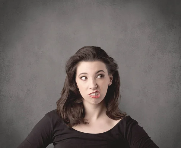Menina com expressão facial engraçada — Fotografia de Stock