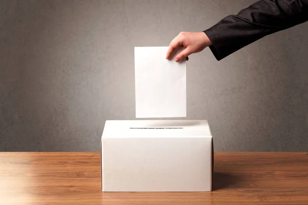 Виборча скринька з голосуванням особи — стокове фото