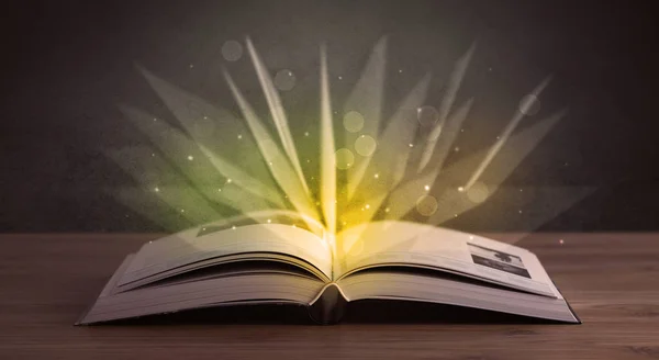 Gelbe Lichter über Buch — Stockfoto