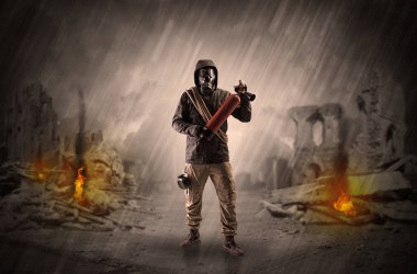 Gaz maskesi ve silah gelen felaket erkekler sonra