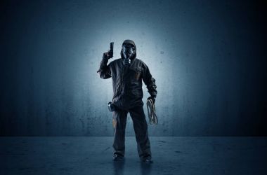 Ajan silah ile karanlık bir alanda