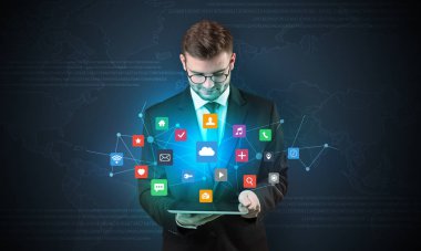 Tablet ve uygulama ile genç işadamı