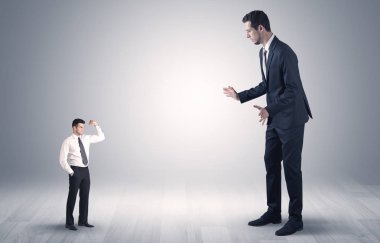 Küçük bir işadamı dev iş adamı korkuttu