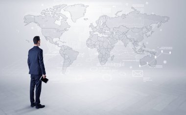 Adam elinde nesnelerle haritaya bakıyordum