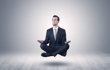 İşadamı bir boşluk kavramı içinde meditasyon