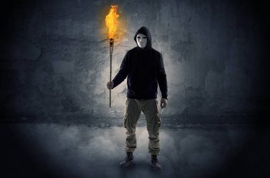 Yanan meşale önünde ufalanan duvar kavramı ile wayfarer