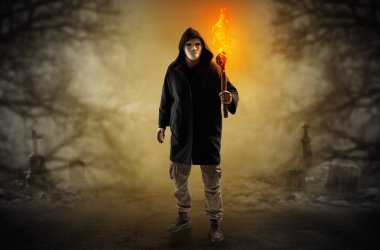 Adam flambeau yanma ile bir çalılık dan geliyor