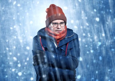 Yakışıklı çocuk kar fırtınası kavramı titreme