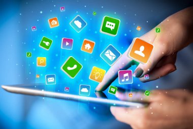 El ile uygulama simgeleri etrafında uçan tablet kullanma