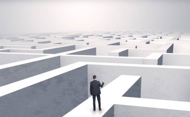 Bir labirentin ortasında küçük iş adamı