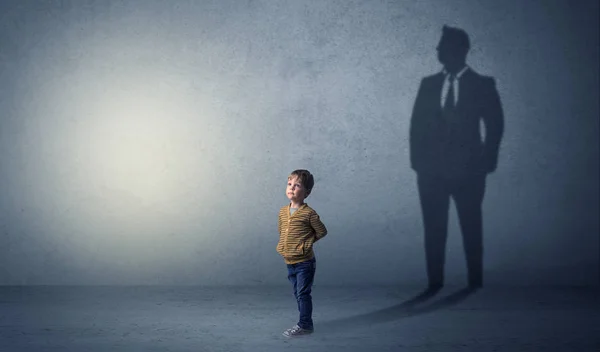 Menino com sombra de homem de negócios — Fotografia de Stock