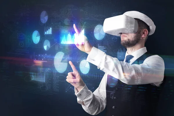 Hombre con gafas VR con gráficos e informes —  Fotos de Stock