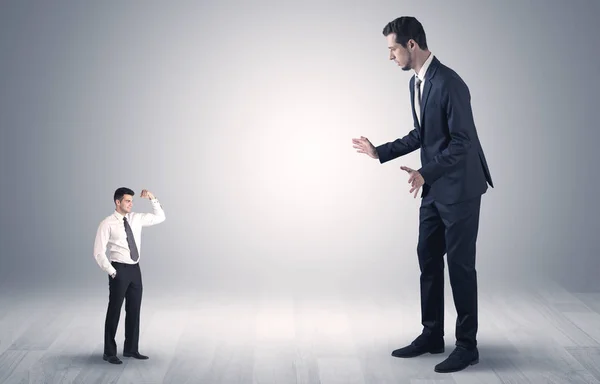 Hombre de negocios gigante asustado de hombre de negocios pequeño — Foto de Stock