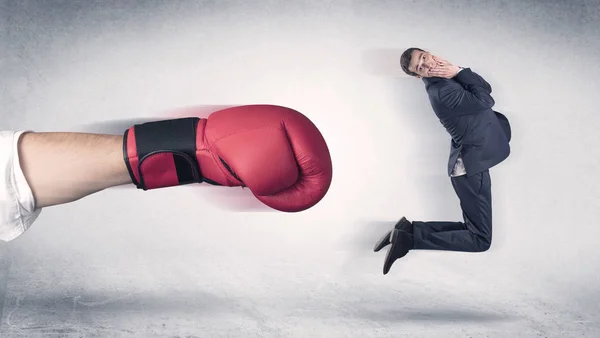 Podnikatel dostane padáka rukou obrovský boxu — Stock fotografie