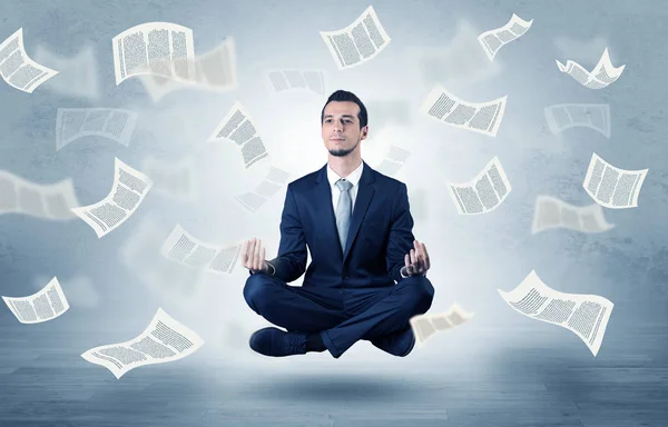 Uomo d'affari meditando con il concetto di carta volante — Foto Stock