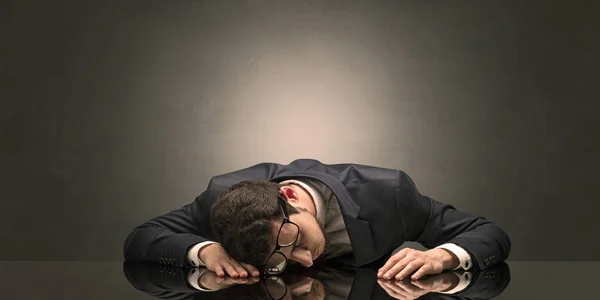 Uomo d'affari si addormentò sul posto di lavoro — Foto Stock