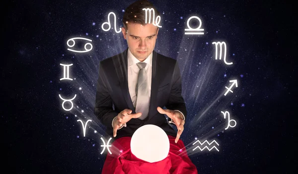 宇航员寻找灵感在他的水晶魔术球 — 图库照片