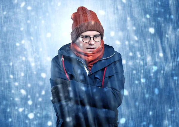吹雪の概念に身震いしながらハンサムな男の子 — ストック写真