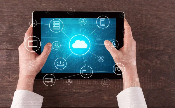 Ręcznie przy użyciu tabletu z scentralizowane chmury obliczeniowej koncepcja systemu — Zdjęcie stockowe