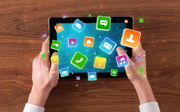 Hand met tablet met bounce toepassing symbolen concept — Stockfoto