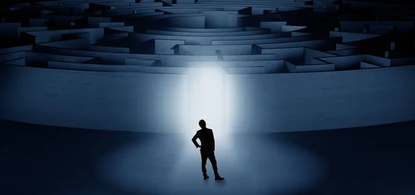 Uomo d'affari che inizia un labirinto concentrico — Foto Stock