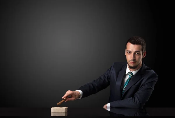 Empresario sosteniendo cigarrillo . — Foto de Stock