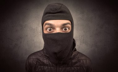 Hırsız aracı ile.