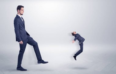 Küçük adam beyaz duvar kağıdı ile patron tarafından ateş